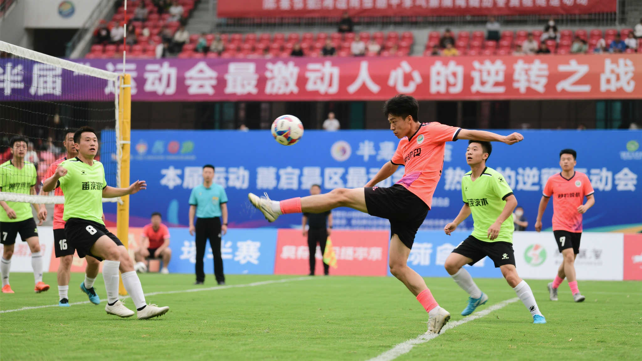 通過社交媒 通過社交媒